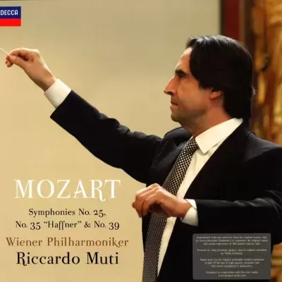 Capa de álbum com maestro em fundo bege e texto sobre Mozart e Riccardo Muti.