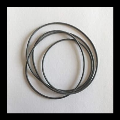 Três elásticos pretos de tamanhos variados sobre fundo branco