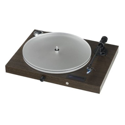 Gira-discos em madeira escura com prato cinza e braço de leitura preto