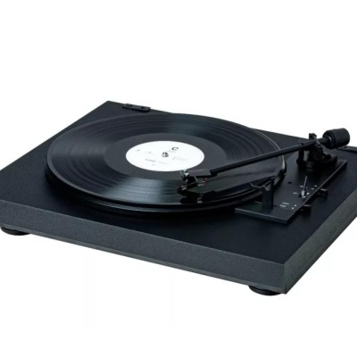 Giradiscos preto com vinil e base retangular