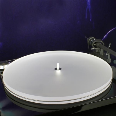 Toca-discos preto com prato branco e braço de leitura