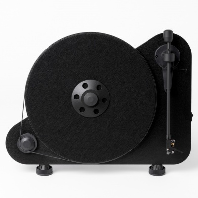 Gira-discos preto com prato aveludado preto e braço de leitura