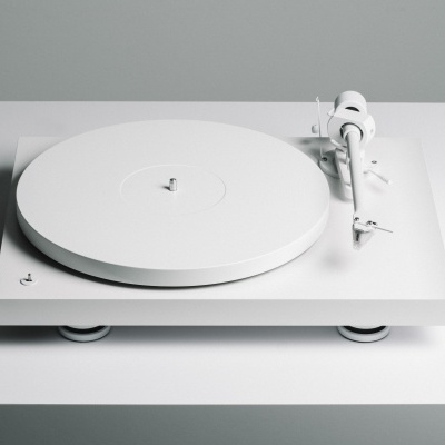 Gira-discos branco moderno sobre superfície branca