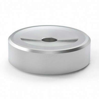 Objeto metálico cilíndrico prateado com fenda e orifício central