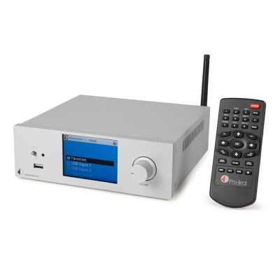 Aparelho de som compacto cinzento com ecrã digital e telecomando preto