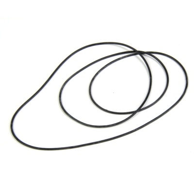 Três elásticos pretos sobre fundo branco