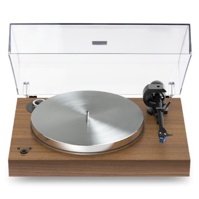 Gira-discos com base em madeira e prato metálico com tampa transparente