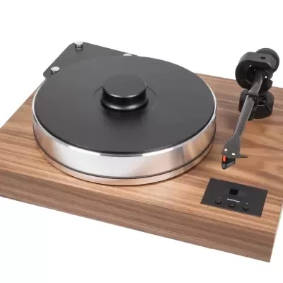 Giradiscos em madeira com prato metálico e braço de leitura preto.