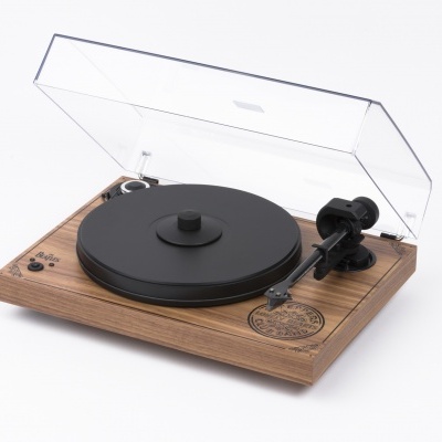 Gira-discos de madeira com prato preto e tampa transparente