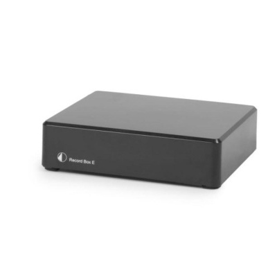 Caixa preta retangular com texto Record Box E