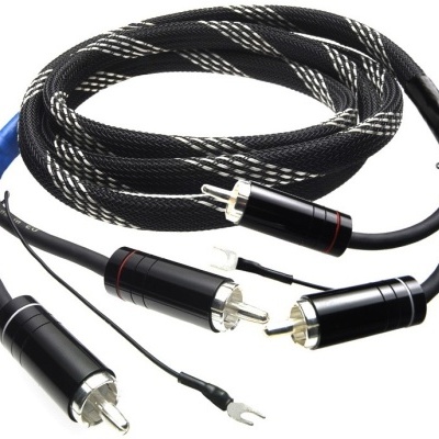 Cabo de áudio com revestimento preto e conectores metálicos prateados