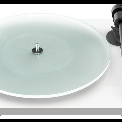 gira-discos branco com prato translúcido e braço preto