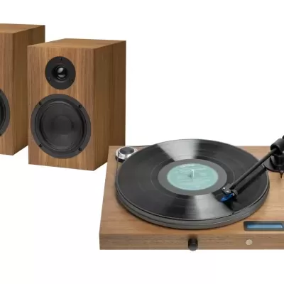 Gira-discos e altifalantes em madeira clara