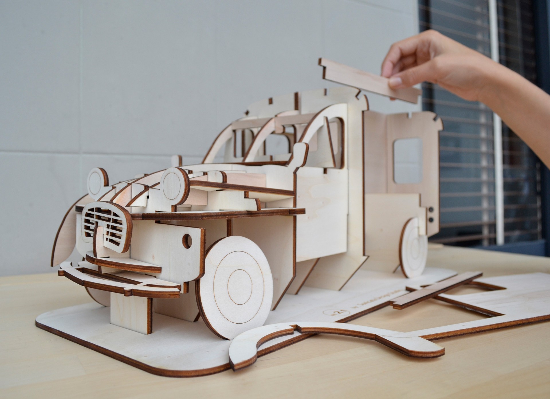 MODEL NR.2.1 VAN - XL Modelo de carro de madeira desmontável com detalhes recortados numa mesa