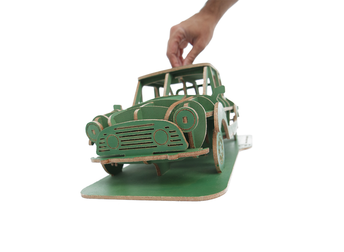 MODEL NR.3 - XL (Mini) carro de madeira reciclada verde e branca com base verde e mão a segurar