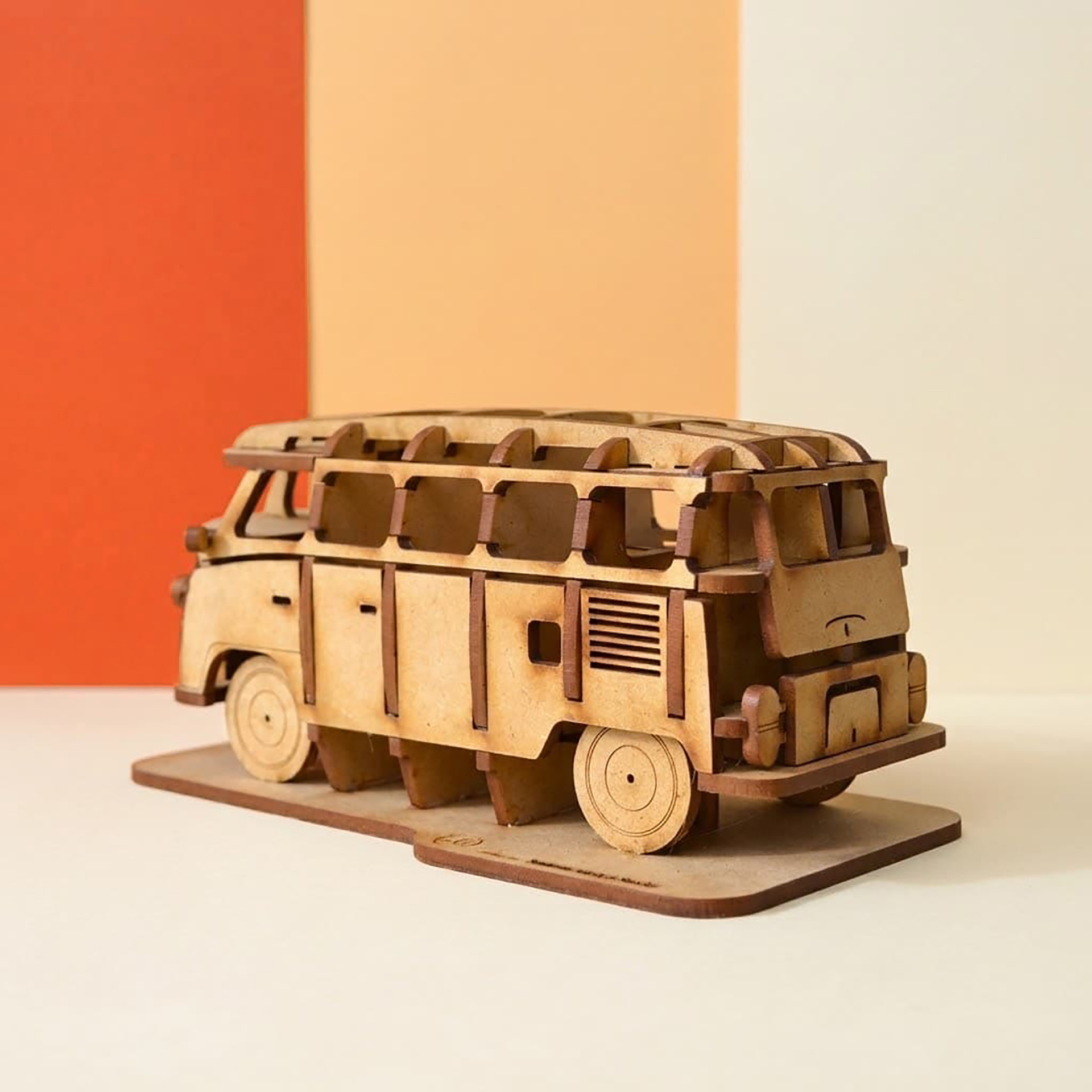 3D Classic Collection -NRº6 Miniatura de carrinha em madeira com janelas recortadas sobre base retangular