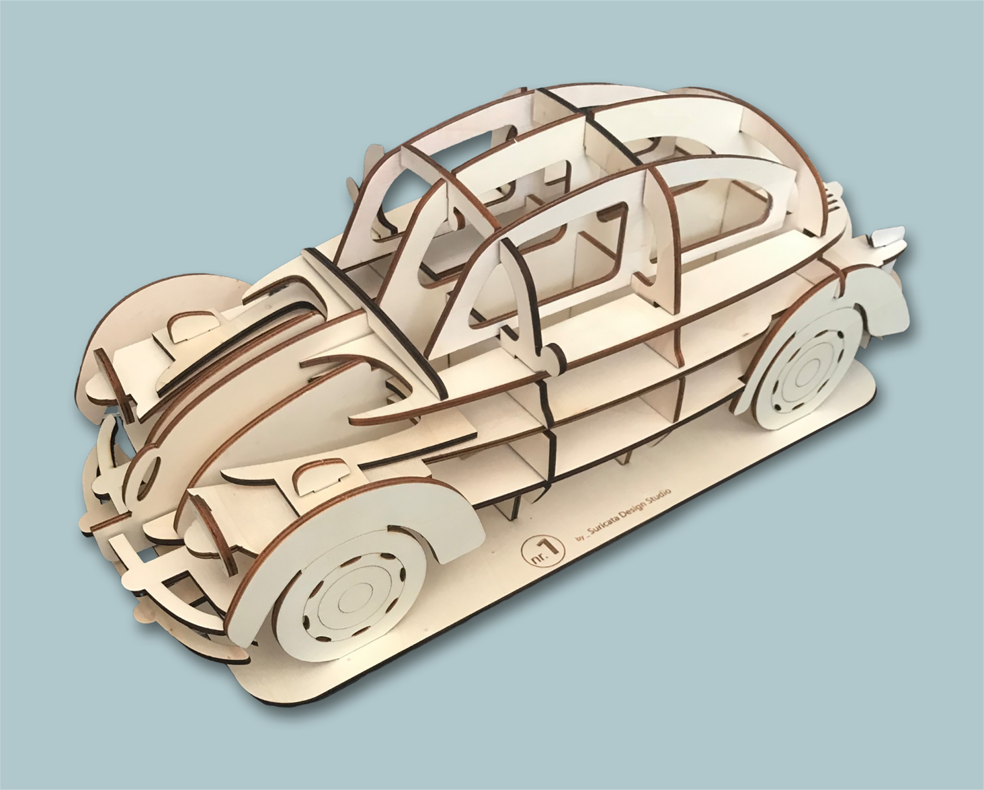 MODEL NR.1 - XL (vw) Modelo de carro clássico em madeira clara recortada sobre base com texto
