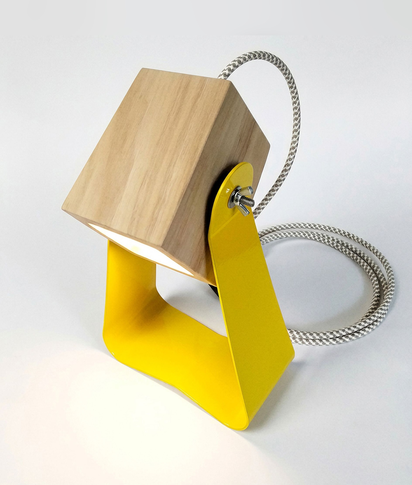 I DO! Lamp | AMARELO (Yellow) Candeeiro I DO! Lamp em madeira num espaço de decoração