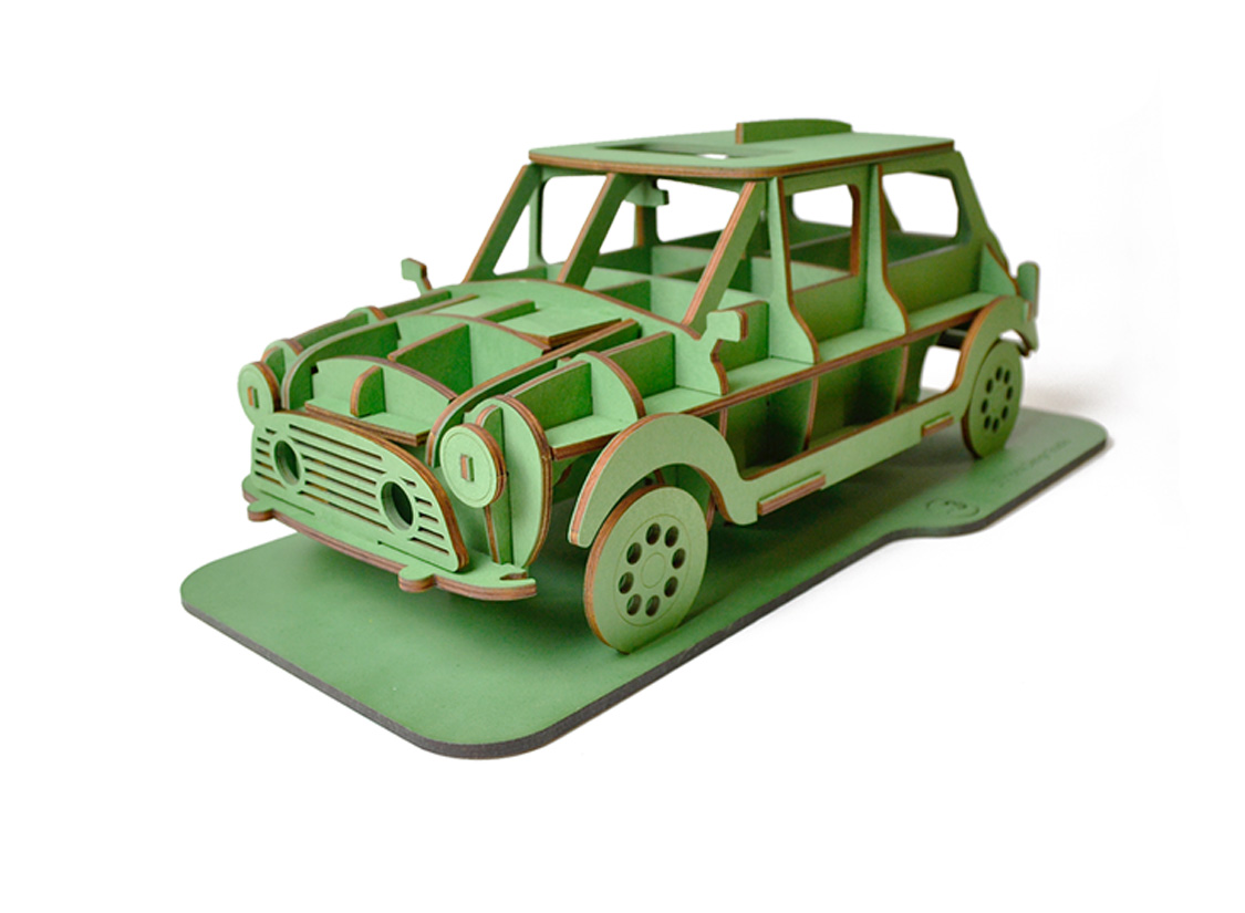 MODEL NR.3 - XL (Mini) Modelo de carro em madeira verde e bege com base retangular