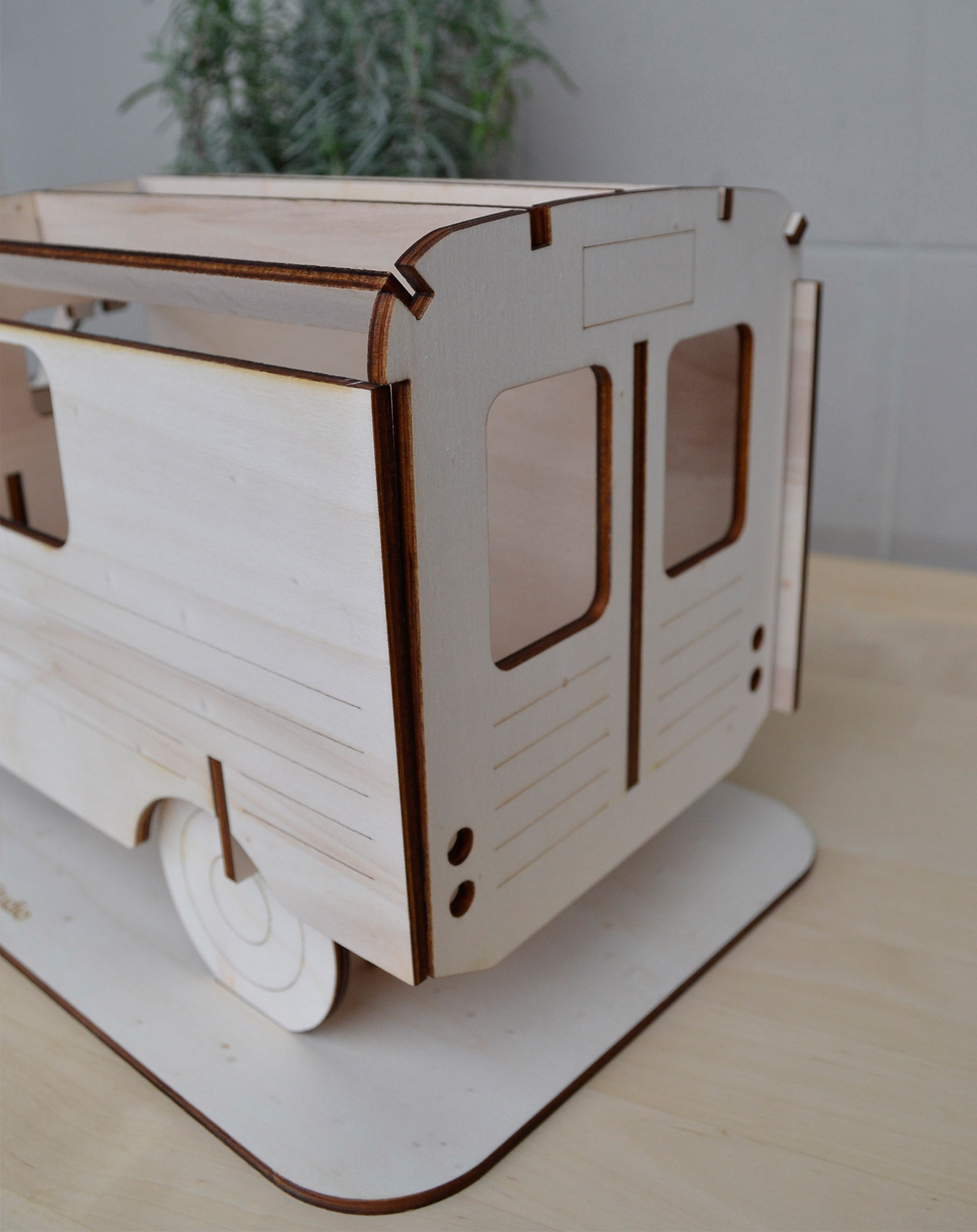 MODEL NR.2.1 VAN - XL Modelo de autocaravana de madeira clara com janelas recortadas numa mesa de madeira clara