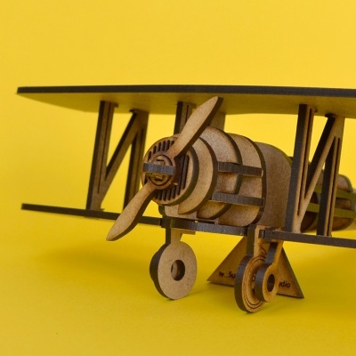 Modelo em madeira de avião biplano com hélice e rodas