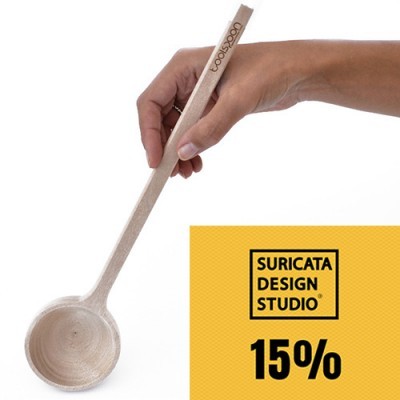 Concha de madeira clara com cabo longo e texto couscous, mão a segurar, fundo branco e caixa amarela com oferta