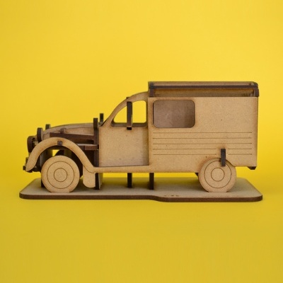 Modelo de carro em madeira castanha claro com fundo amarelo