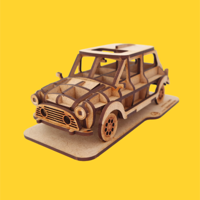Modelo em madeira de carro clássico castanho claro com detalhes escuros