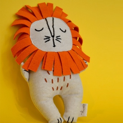 Boneco de peluche leão com tecido bege e crina laranja