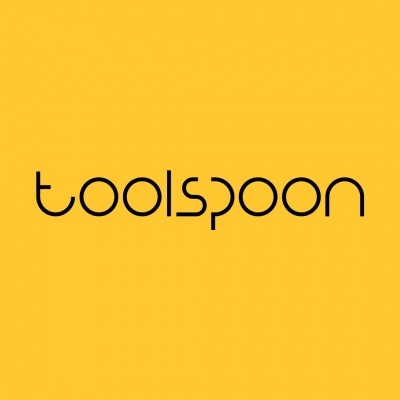 Texto 'toolspoon' em fonte preta sobre fundo amarelo