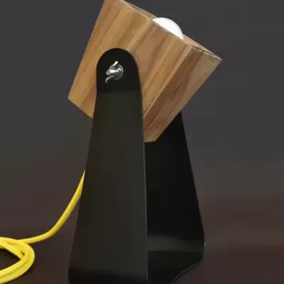 Candeeiro de mesa em metal preto e madeira com cabo amarelo