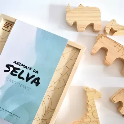 Caixa azul e peças de animais da selva em madeira natural