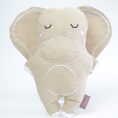 Pelúcia de elefante bege com bordados brancos e bochechas cor de rosa