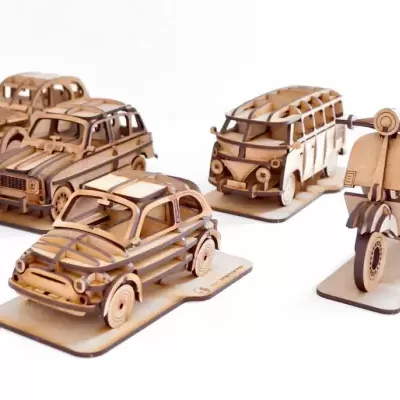 Modelos de veículos em madeira em vários estilos sobre fundo branco