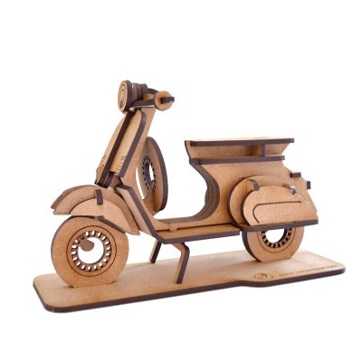 Modelo de vespa em madeira detalhado em fundo branco