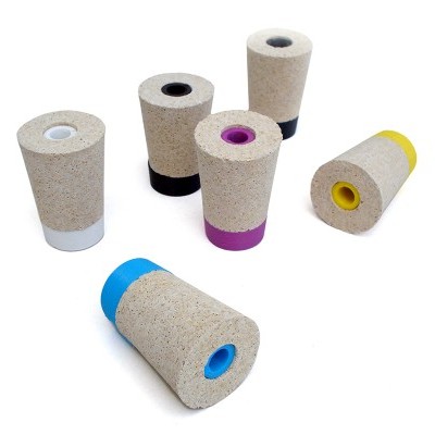 Cinco puffs pequenos cónicos com bases coloridas sobre fundo branco