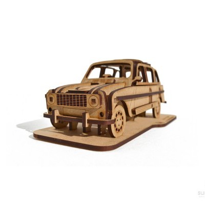 Modelo de carro clássico em madeira com base retangular