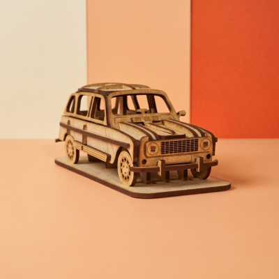 Modelo de carro de madeira com detalhes a laser em fundo laranja e bege