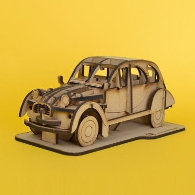 Modelo de carro vintage em madeira sobre base retangular