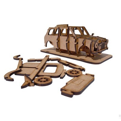 Modelo de carro desmontado em madeira castanha clara