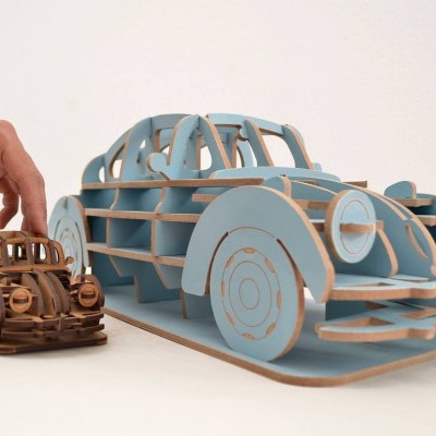 Modelos de carros de madeira cortados em camadas, azul e natural