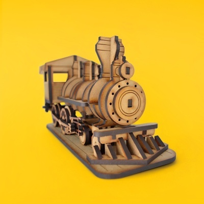 Modelo de comboio em madeira com fundo amarelo