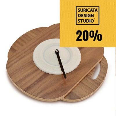 Relógio de parede madeira clara com prato branco e ponteiros pretos sobre fundo branco