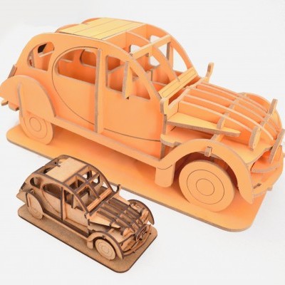 Modelos de carros de madeira miniatura, um laranja e outro natural.