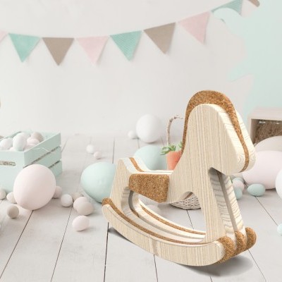 Cavalo de baloiço infantil em madeira clara com detalhes em cortiça e decoração de bolas coloridas pastel