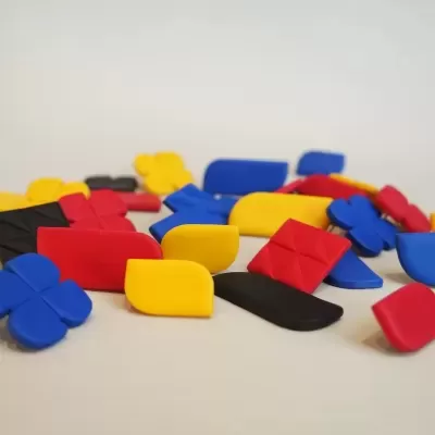 Peças coloridas de encaixe em plástico sobre fundo branco