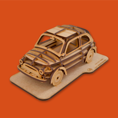 Miniatura de carro em madeira com construção em camadas sobre base de madeira em fundo laranja