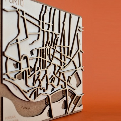 Mapa 3D em madeira do Porto com recortes e texto