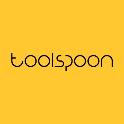 Texto 'toolspoon' em fonte preta sobre fundo amarelo