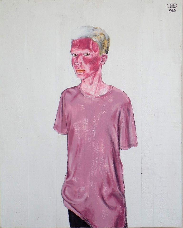 Pintura de jovem com t-shirt rosa, cabelo loiro, fundo branco e texto YES